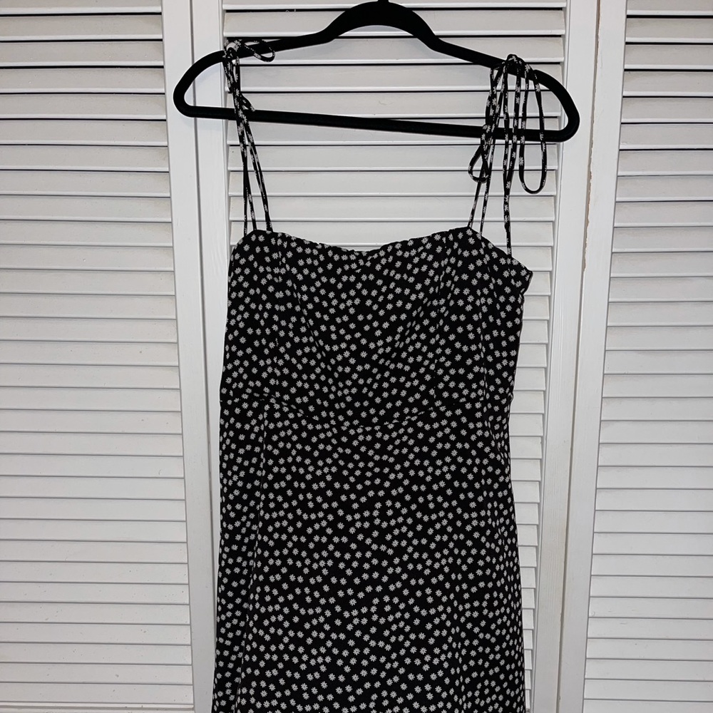 Tie spaghetti strap & relaxed fit dress w/flowers